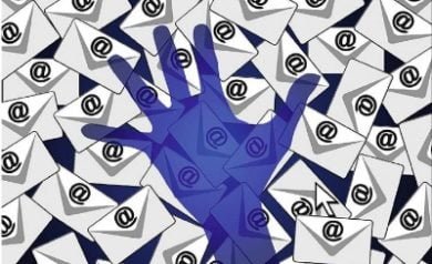 Image montrant une main qui semble intercepter du courrier spam