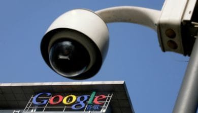 Image représentant le logo de Google sous une caméra de surveillance